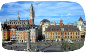Vue de la Grande Place à Lille, avec des bâtiments historiques et des piétons.