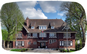 Façade de la mairie de Seclin, bâtiment historique avec horloge et drapeaux.