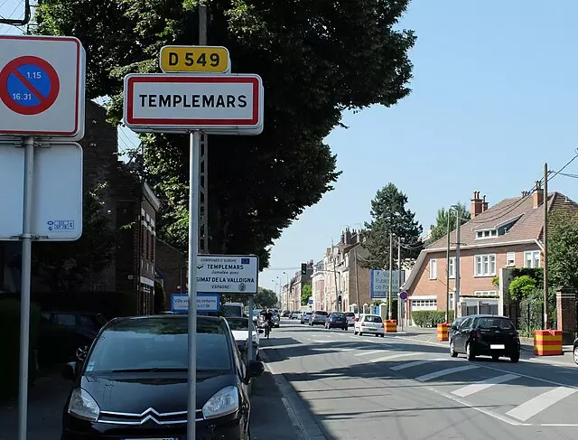 Entrée du village de Templemars, vue des bâtiments et de la rue principale.
