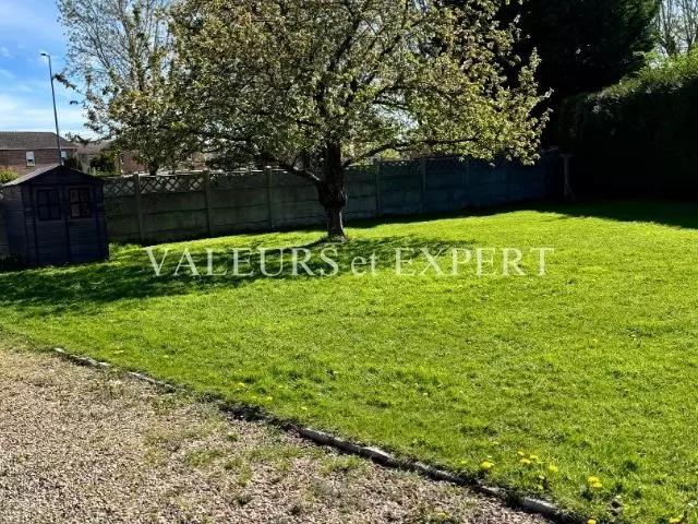 Grand jardin arboré de 800 m² avec terrasse à Ostricourt