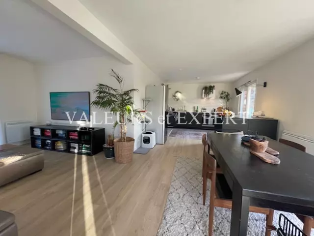 Salon spacieux et lumineux