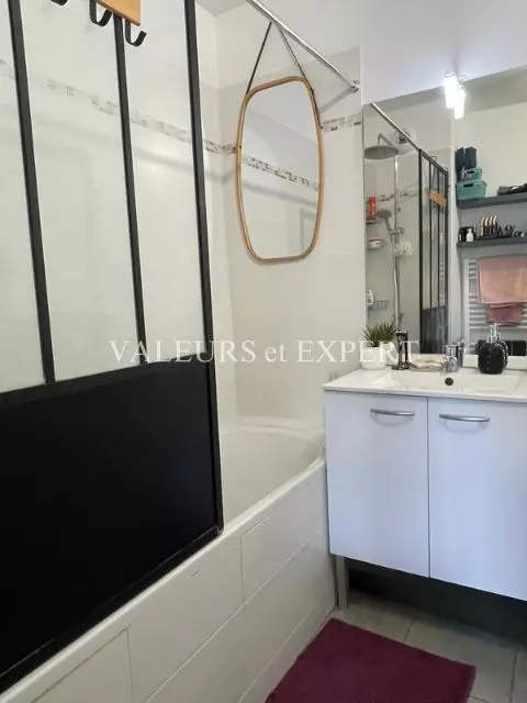 Salle de bains spacieuse avec buanderie dans l'appartement à Templemars