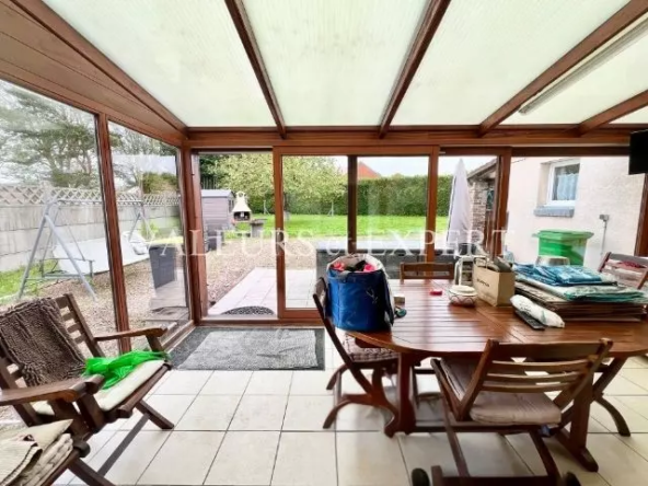 Véranda carrelée avec vue sur le jardin à Ostricourt