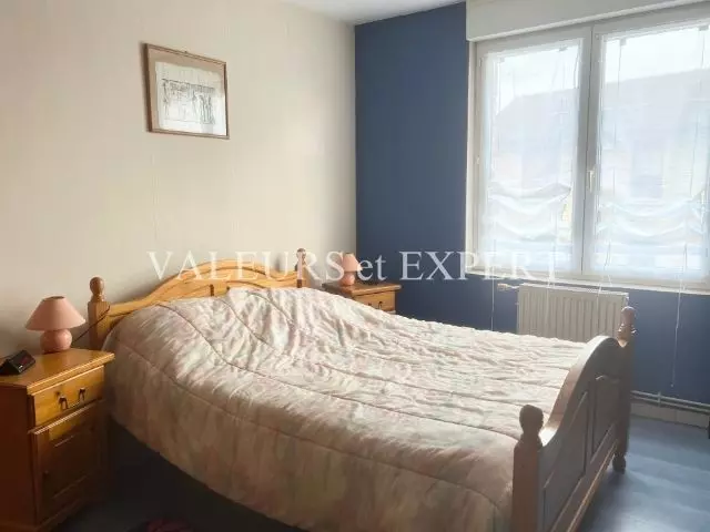 Chambre cosy avec parquet à l’étage de la maison à Ostricourt