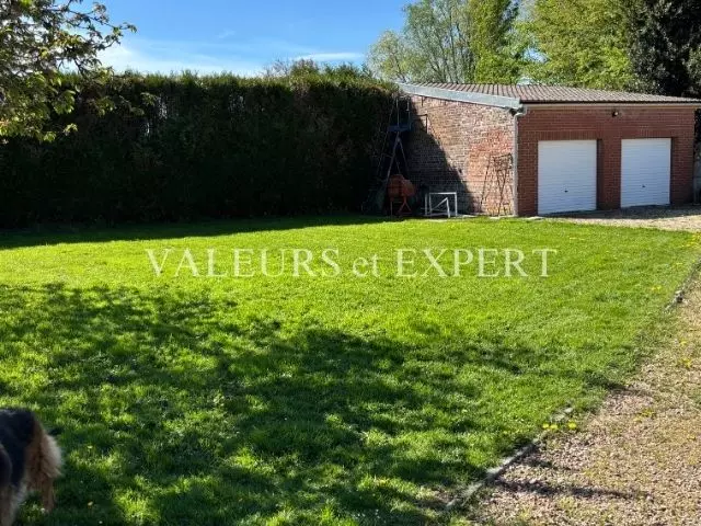 Grand jardin arboré de 800 m² avec terrasse à Ostricourt
