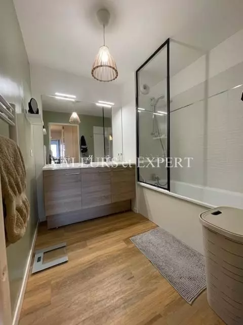 Salle de bain avec carrelage clair