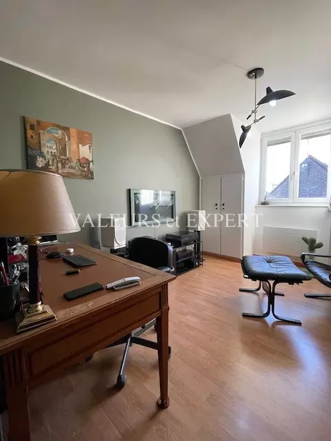 Bureau aménagé avec espace de travail et rangement
