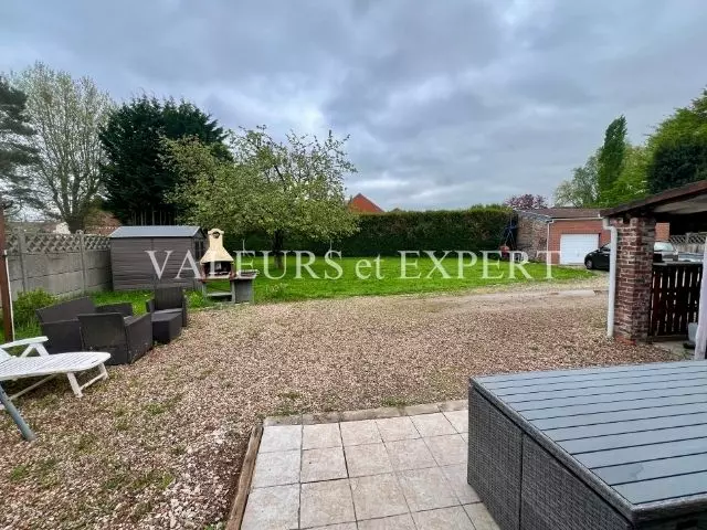 Grand jardin arboré de 800 m² avec terrasse à Ostricourt