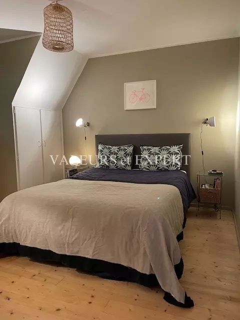 Chambre lumineuse avec fenêtre et rangement intégré