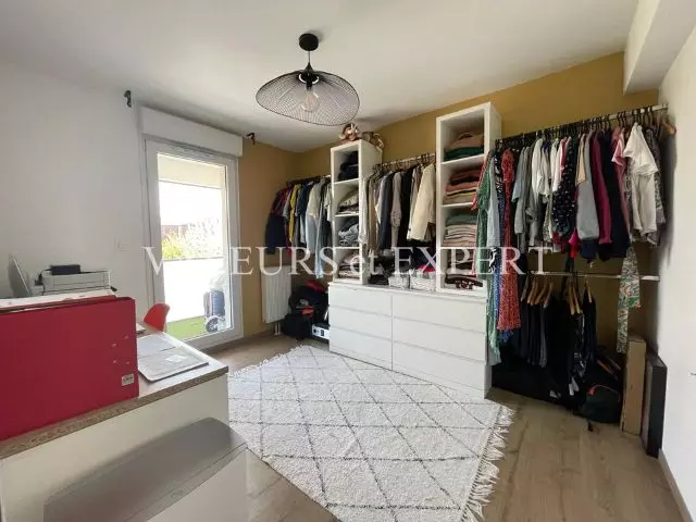 Dressing spacieux dans l'appartement à Templemars