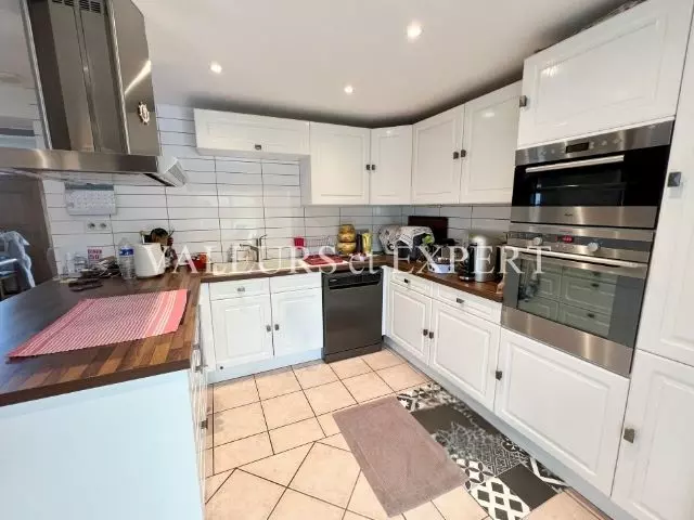 Cuisine moderne entièrement équipée de la maison à Ostricourt