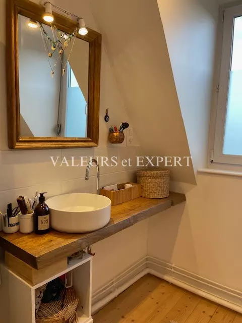 Salle de bain moderne avec simple vasque