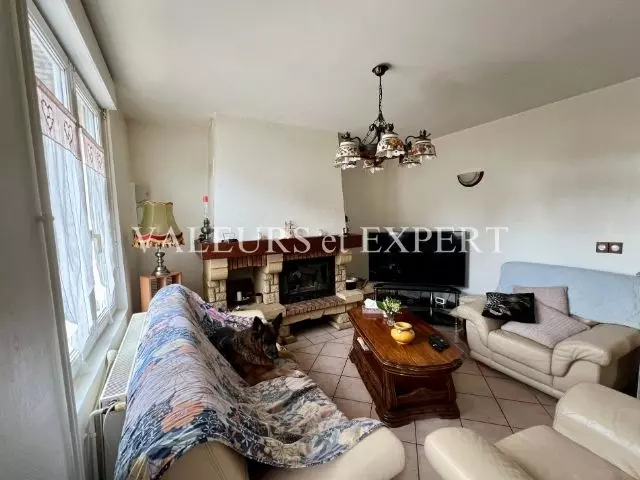 Salon chaleureux de la maison à vendre à Ostricourt