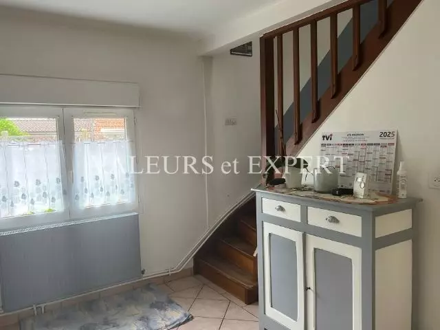 Couloir de la maison à Ostricourt avec accès à l’escalier