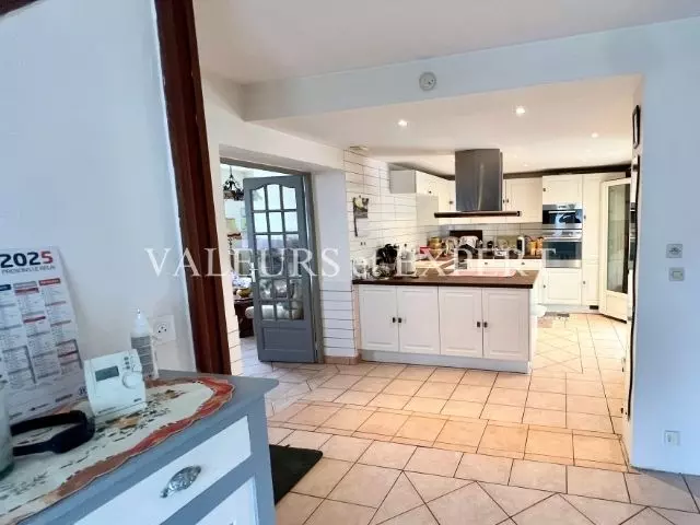 Cuisine moderne entièrement équipée de la maison à Ostricourt