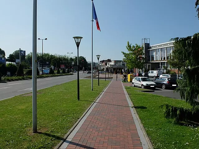 Rue Clemenceau à Wattignies, avec ses maisons typiques en briques rouges, symbole du charme authentique du centre-ville