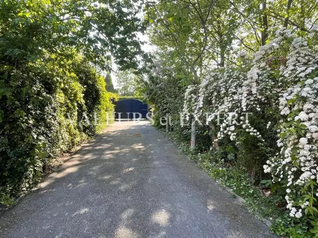 Allée de voiture menant au jardin et à l’entrée d’une maison à vendre à Leers – Valeurs et Expert
