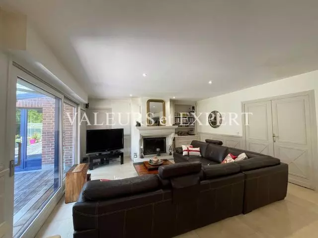Salon lumineux d’une maison à vendre à Leers par Valeurs et Expert