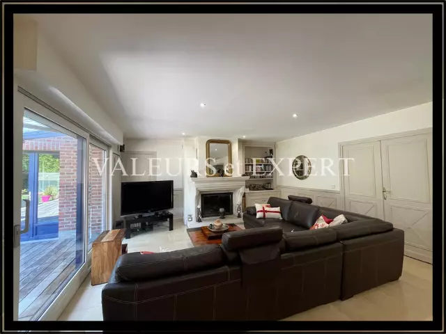 Salon lumineux d’une maison à vendre à Leers par Valeurs et Expert