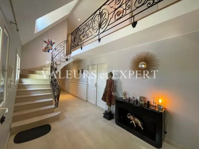 Escalier intérieur design dans une maison à vendre à Leers – Valeurs et Expert