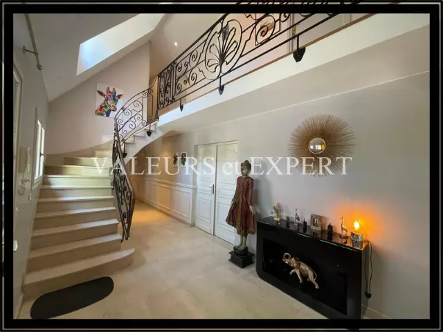 Escalier intérieur design dans une maison à vendre à Leers – Valeurs et Expert