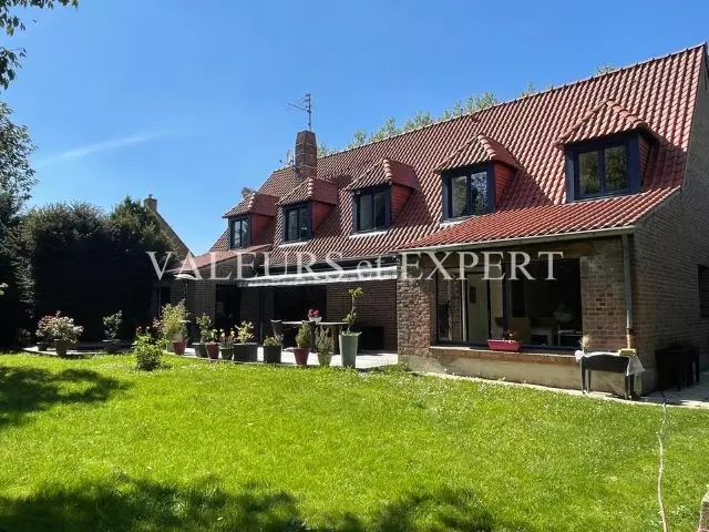 Façade d’une maison à vendre à Leers en briques rouges avec jardin et allée privative