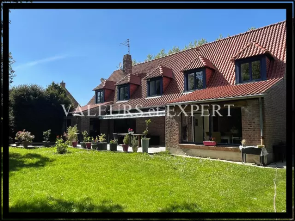 Façade d’une maison à vendre à Leers en briques rouges avec jardin et allée privative
