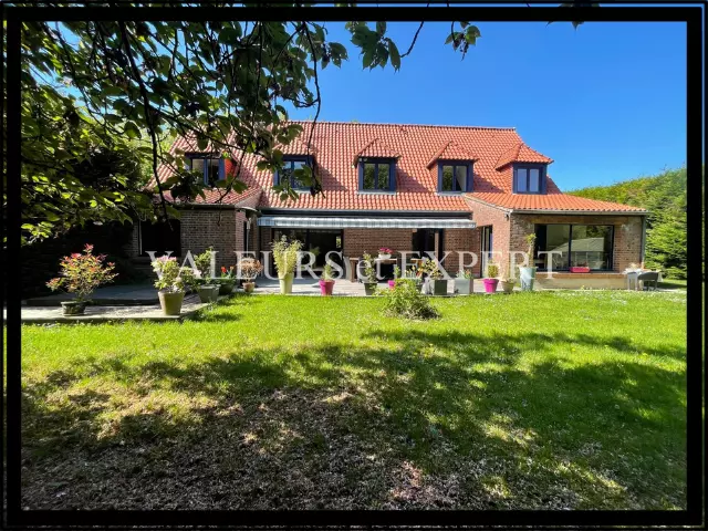 Façade d’une maison à vendre à Leers en briques rouges avec jardin et allée privative