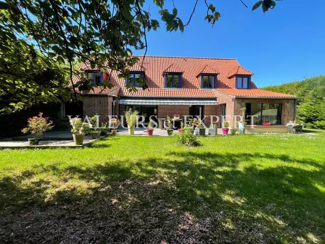 Façade d’une maison à vendre à Leers en briques rouges avec jardin et allée privative