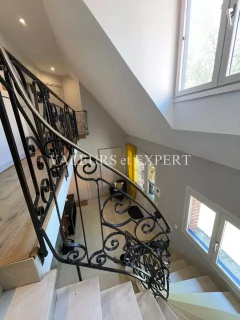 Escalier intérieur design dans une maison à vendre à Leers – Valeurs et Expert