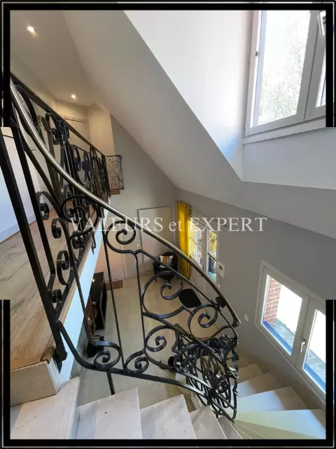 Escalier intérieur design dans une maison à vendre à Leers – Valeurs et Expert