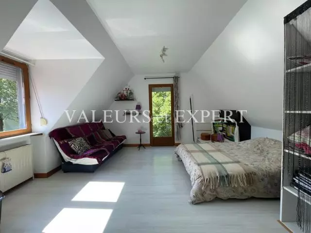 Chambre spacieuse et lumineuse sous combles dans maison à vendre à Leers