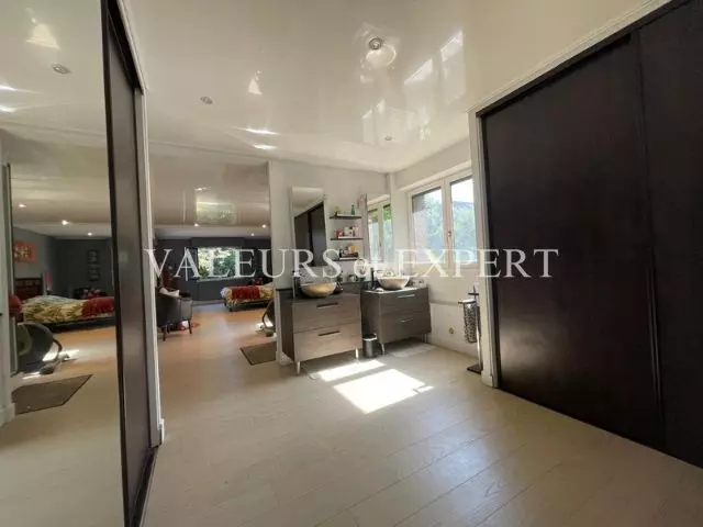 Salle d’eau moderne avec doubles vasques et rangements dans maison à vendre à Leers