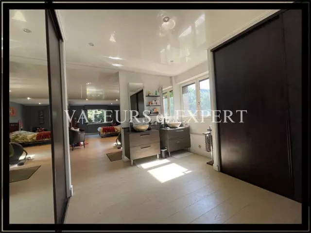 Salle d’eau moderne avec doubles vasques et rangements dans maison à vendre à Leers