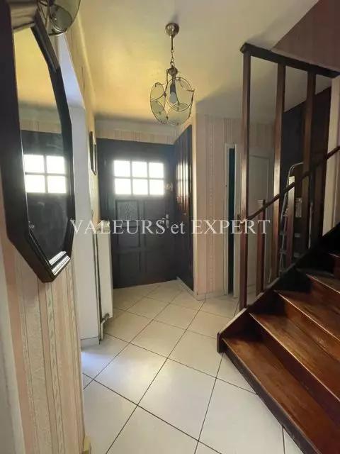 Hall d’entrée avec escalier – maison à vendre à Faches-Thumesnil