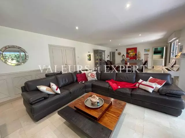 Salon lumineux d’une maison à vendre à Leers par Valeurs et Expert