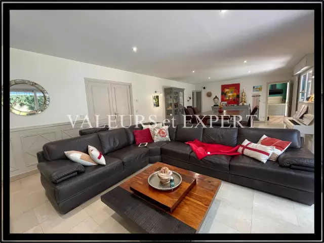 Salon lumineux d’une maison à vendre à Leers par Valeurs et Expert
