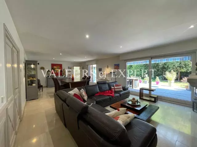 Salon lumineux d’une maison à vendre à Leers par Valeurs et Expert