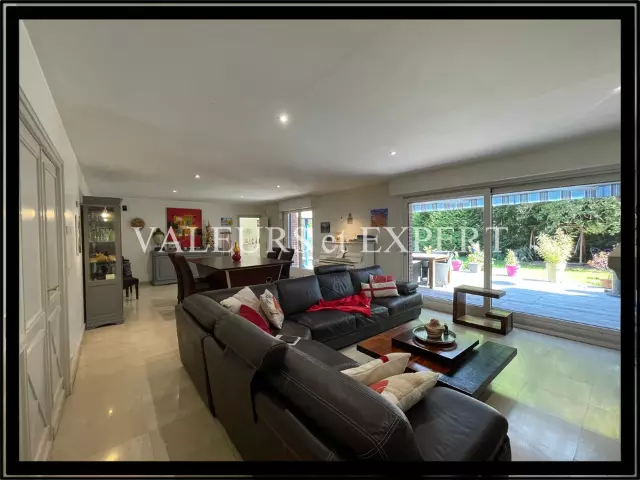 Salon lumineux d’une maison à vendre à Leers par Valeurs et Expert