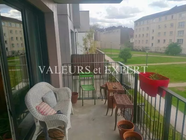 Balcon avec vue dégagée de l’appartement à Lille