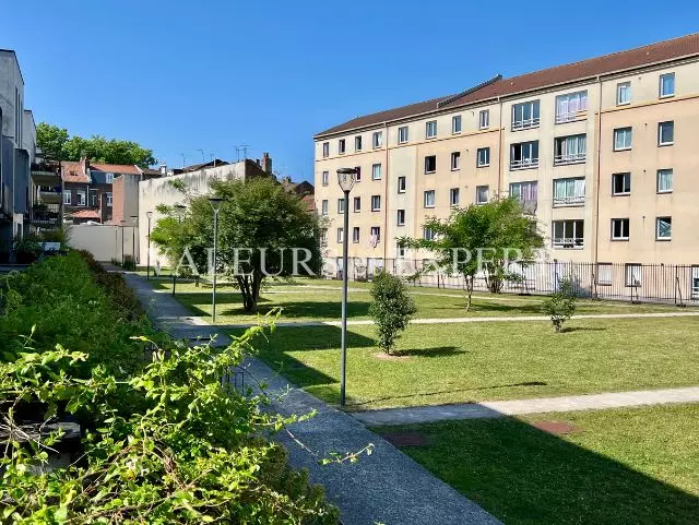 Cour et jardin arboré de la résidence à Lille