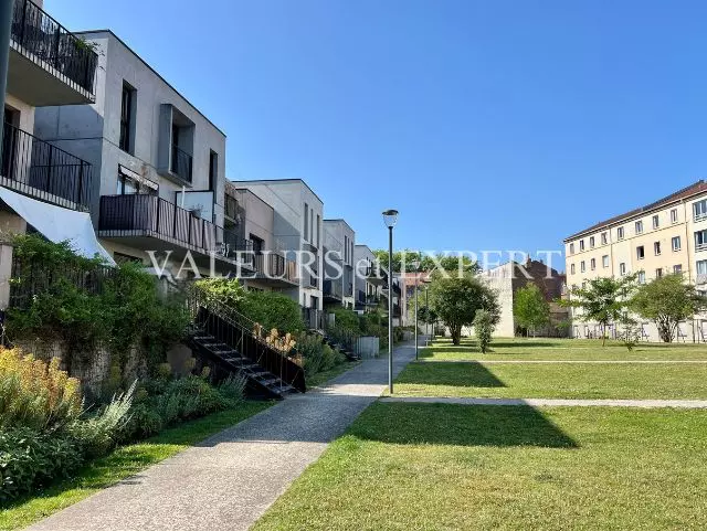Cour et jardin arboré de la résidence à Lille