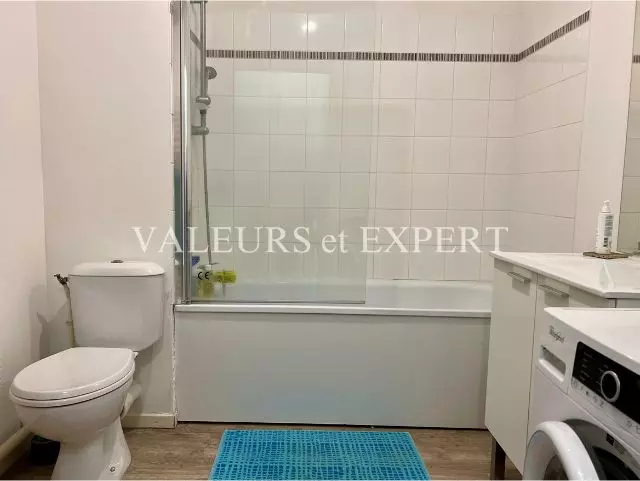 Salle de bains avec baignoire de l’appartement à Lille