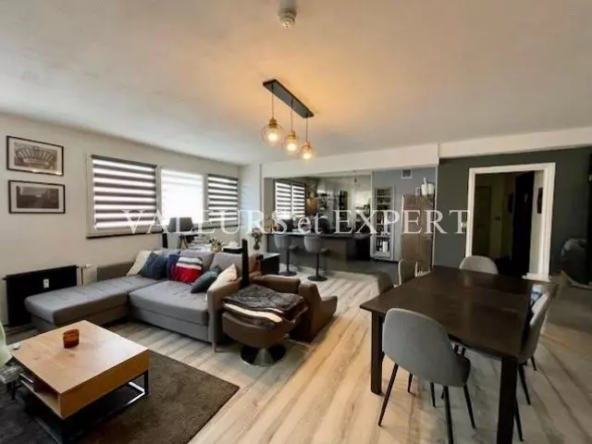 Coin salon avec canapé et déco moderne