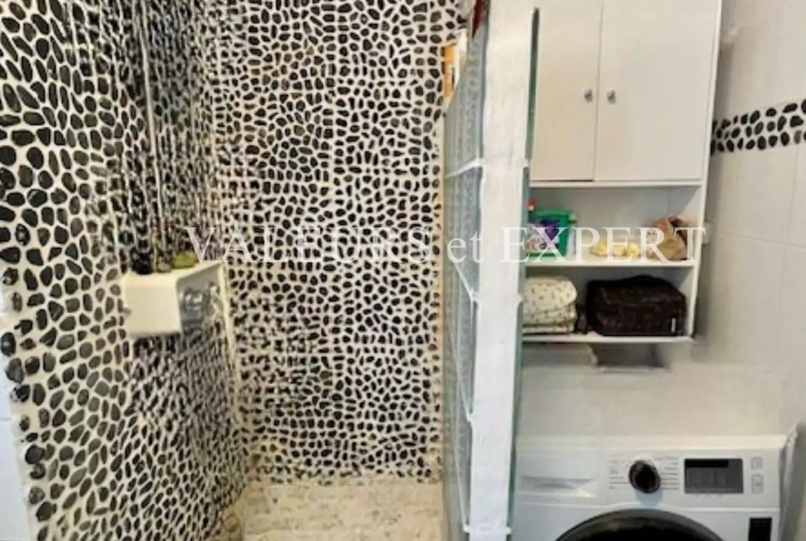 Douche moderne dans salle de bain