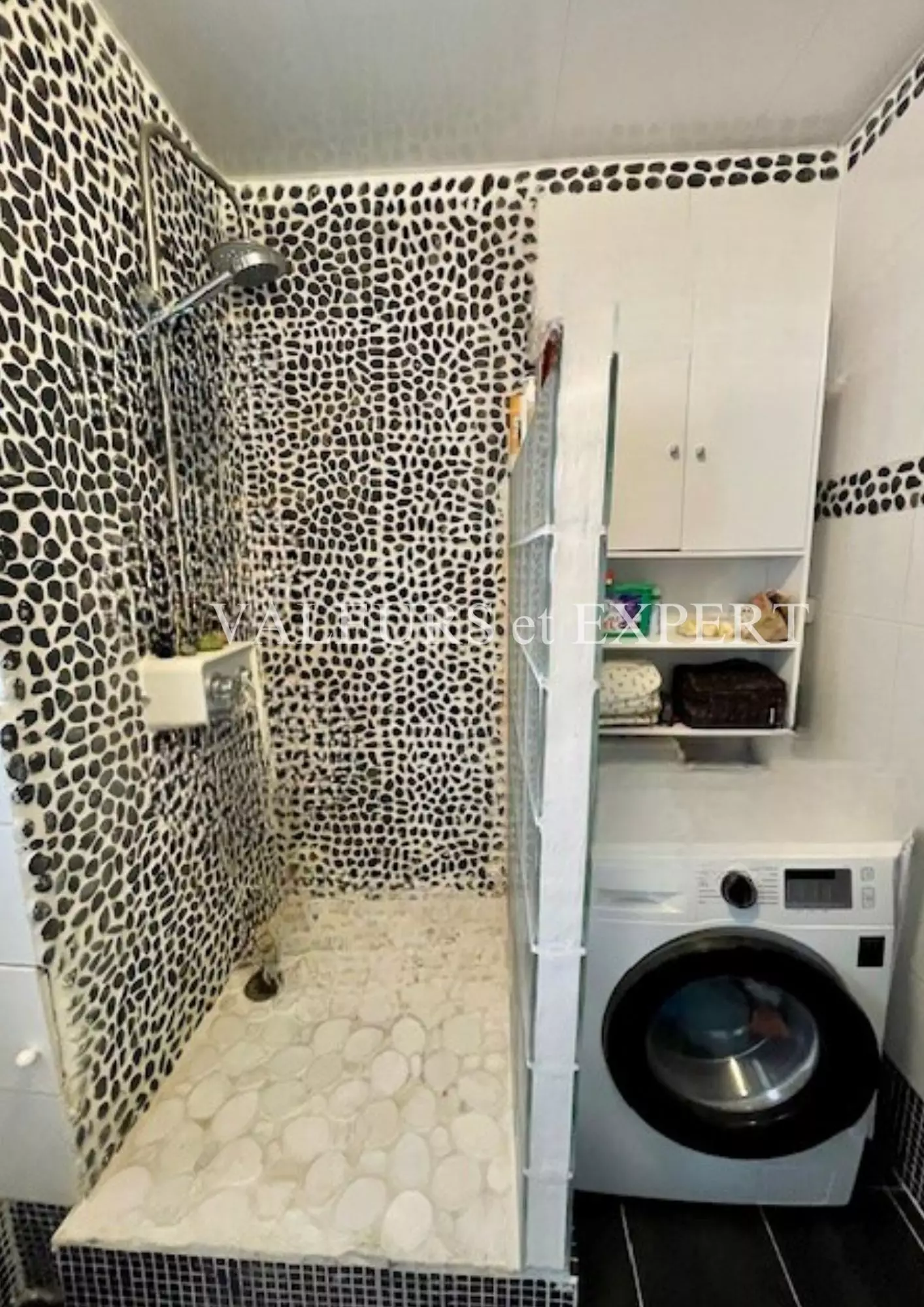 Douche moderne dans salle de bain