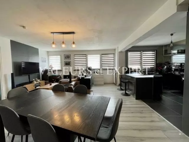 Salon ouvert sur la salle à manger