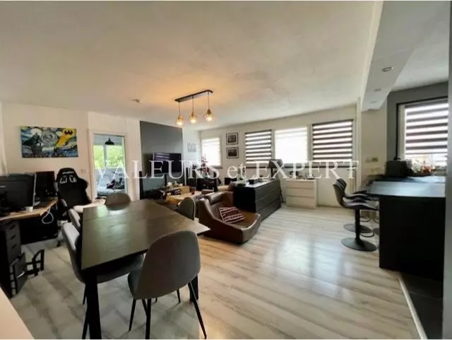Salon ouvert sur la salle à manger