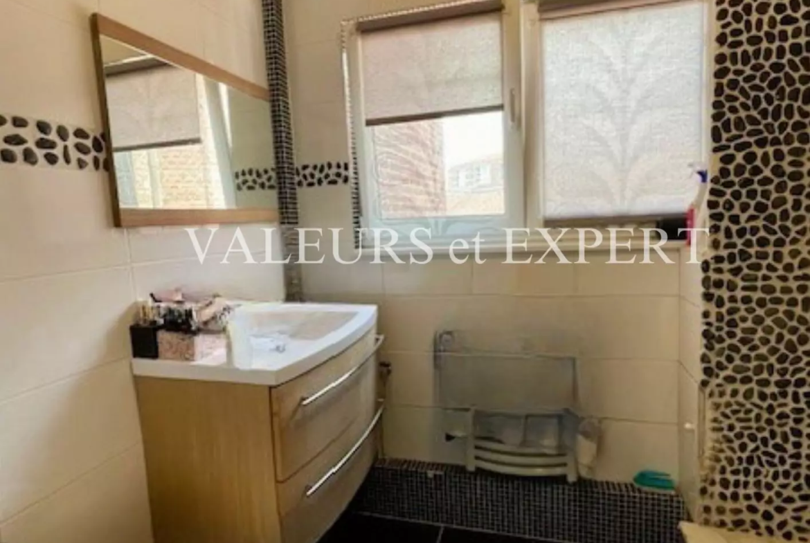 Salle d’eau avec meuble vasque