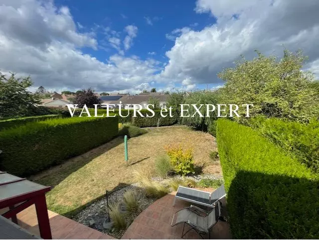 Vue aérienne du jardin clos et arboré sans vis-à-vis à Templemars